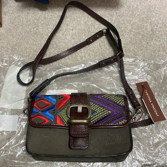 NWT Cynthia Vincent Super cute embroidery detailing on this Crossbody bag - Picture 1 of 9